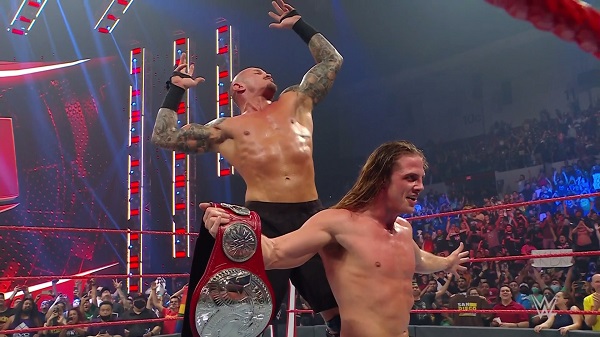 Resultados de WWE Raw (8/23) – Riddle con Randy Orton derrota a AJ Styles con Omos por Pinfall