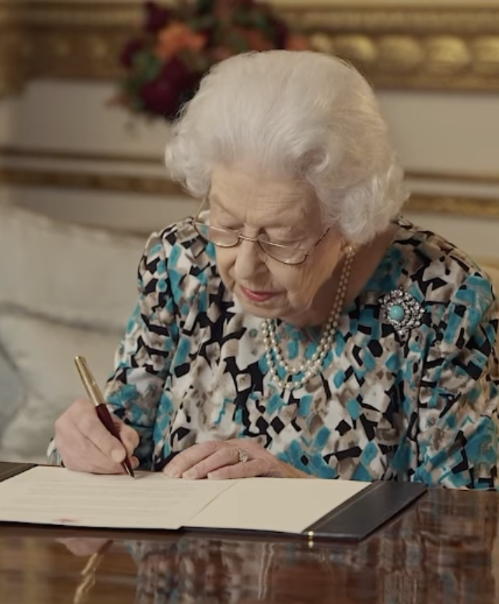 Royal Expert Praises Queen Elizabeth II For Being ‘Mentally Disciplined’ In Light Of Her Recent Struggles Queen Elizabeth II