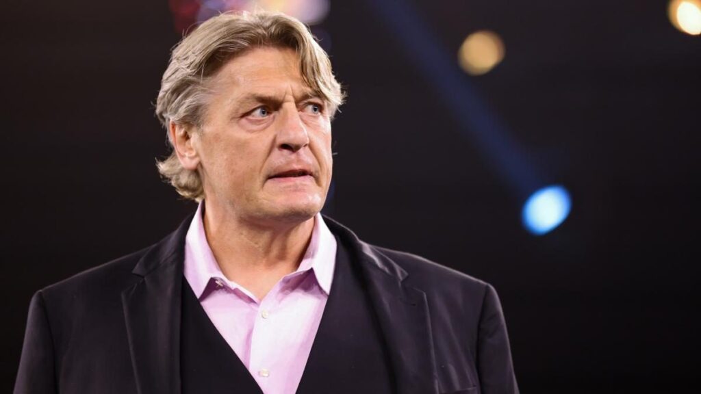 William Regal Feels Wrestlers Need To Put The Phone Down And Work Harder