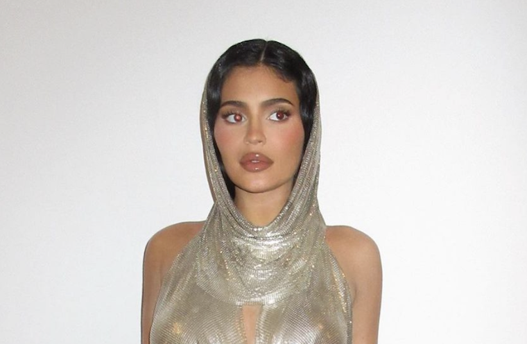 Kylie Jenner’s Extra Full Lips Under Fire For “Weird” and “Extra Puffy” Looks kylie jenner weird lips